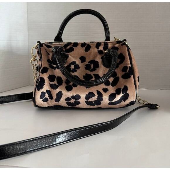 Betsey Johnson Leopard Faux Fur Bow Satchel Crossbody Bag Gold Colored Chain - Picture 12 of 16